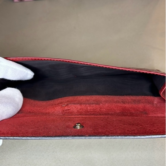 GUCCI | Micro GG Heart Patent Leather Continental Wallet in Red - Picture 7 of 10